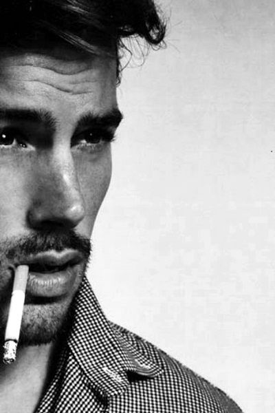 Hombres sexis fumando 