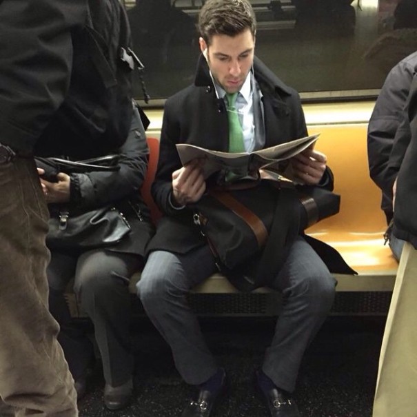 Chicos guapos leyendo en @hotdudesreading
