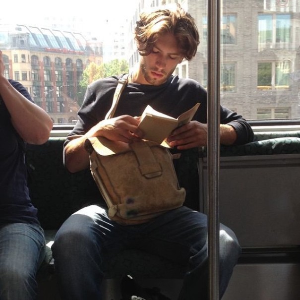 Chicos guapos leyendo en @hotdudesreading