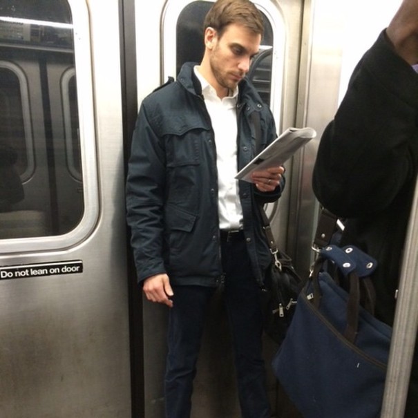 Chicos guapos leyendo en @hotdudesreading