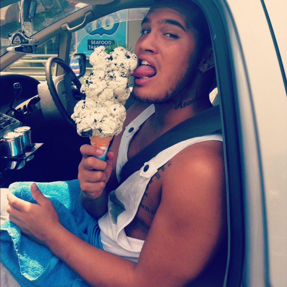 Chicos guapos comiendo helado