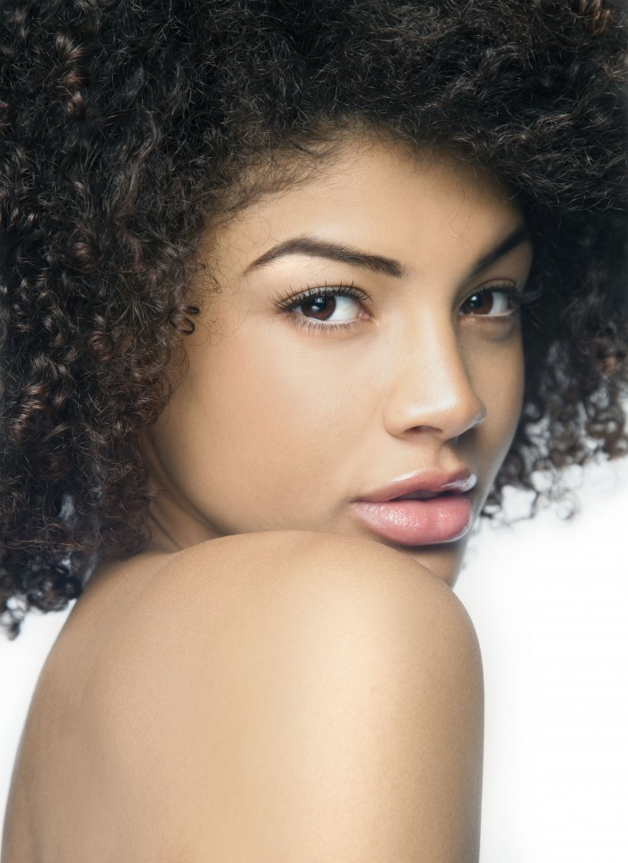 Ayesha Jones modelo con escoliosis