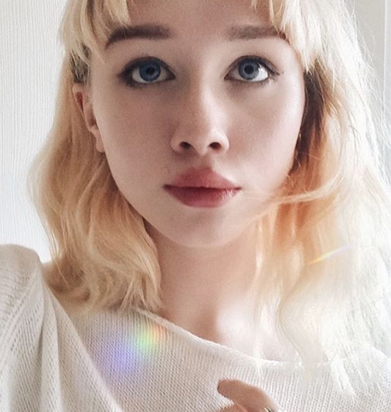 La instagramer Hailey Wait muestra su acné para luchar contra el canon de belleza