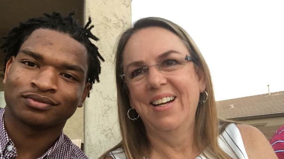 Invita a un desconocido por error a la cena de Acción de Gracias y él va igualmente