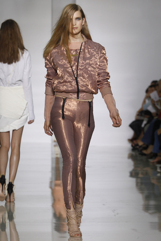 kanye_west___pasarela_231063692_320x480