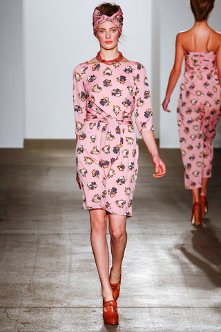 karen_walker___pasarela_225567745_320x480