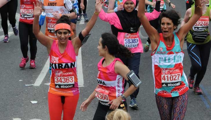 Kiran Gandhi corre una maratón sin tampón