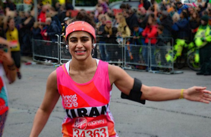 Kiran Gandhi corre una maratón sin tampón