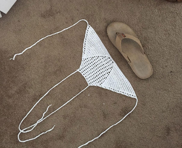 Le pone el top de su hija al gato