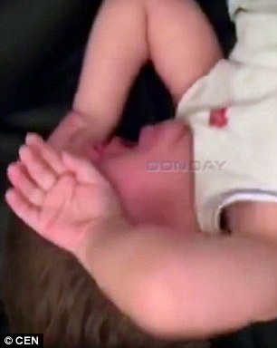 Madre pega a su hijo para vengarse de su marido