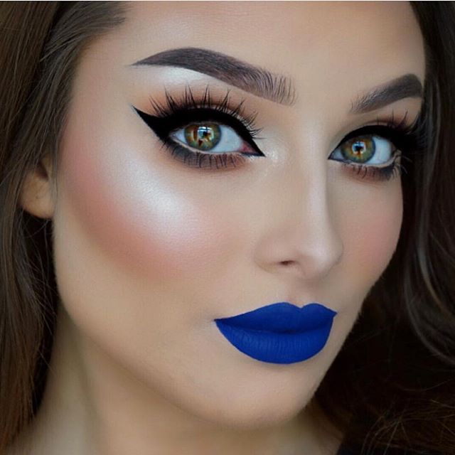 Inspiración maquillaje con labios azules
