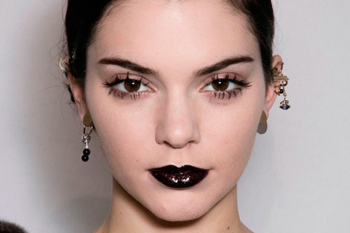 Inspiración maquillaje con labios oscuros