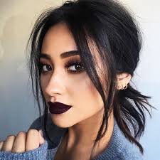 Inspiración maquillaje con labios oscuros