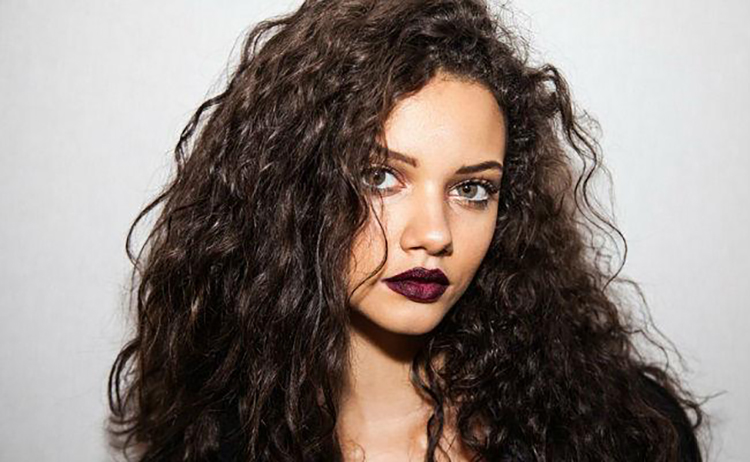 Inspiración maquillaje con labios oscuros