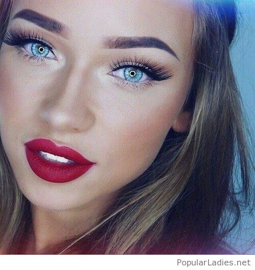 Maquillaje de ojos azules con labios rojos 