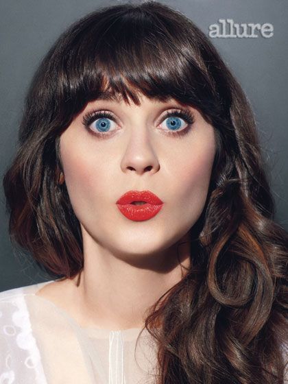 Maquillaje de ojos azules con labios rojos 