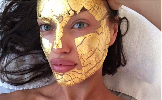 Modelos con mascarillas de oro de 24 quilates