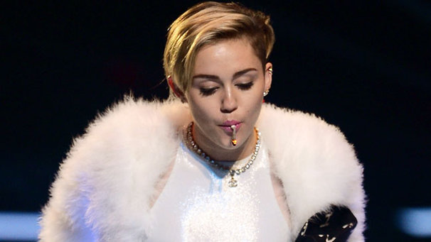 Miley Cyrus fumando marihuana