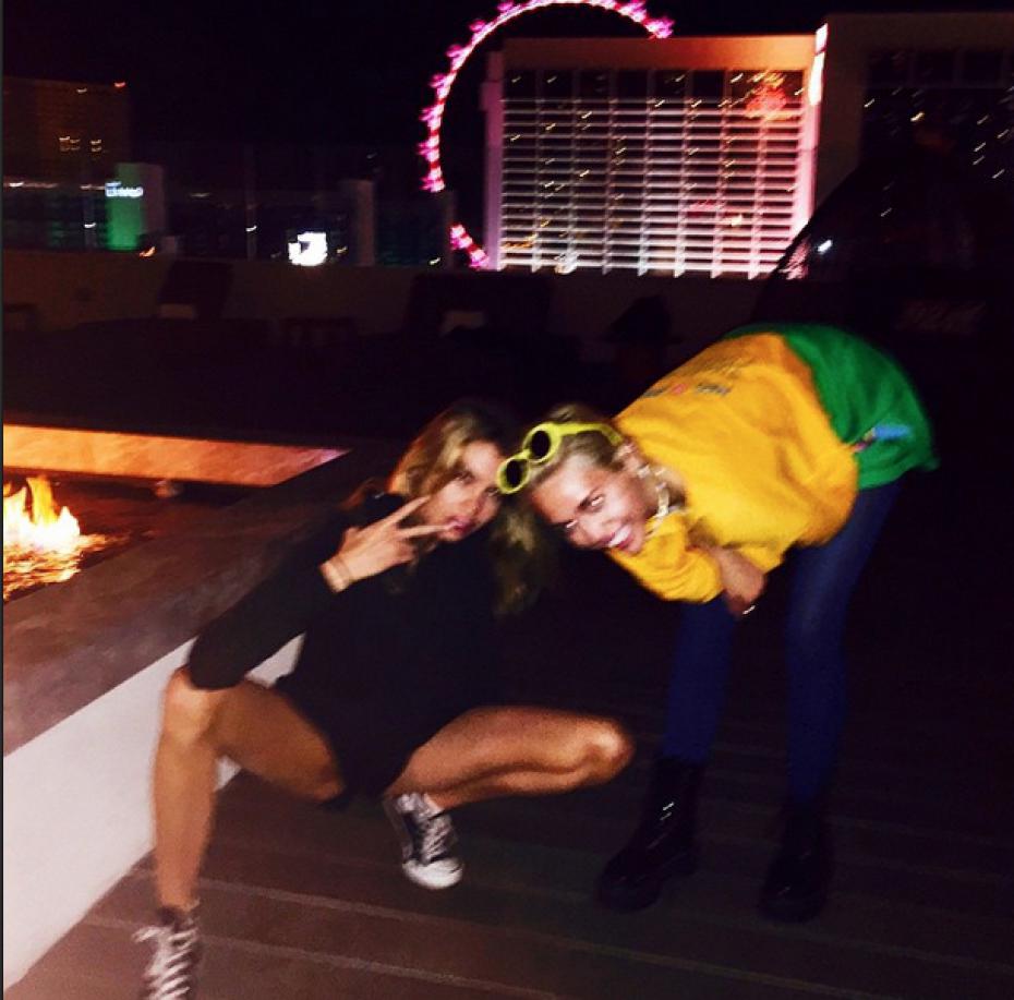 miley cyrus tiene novia: Stella Maxwell