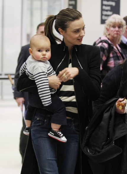 miranda-kerr-flynn-bloom-airport-08092011-06-430x589