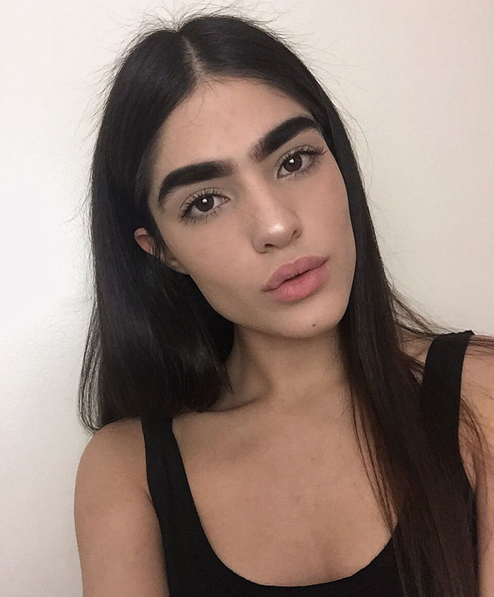 Modelo puertorriqueña con grandes cejas 