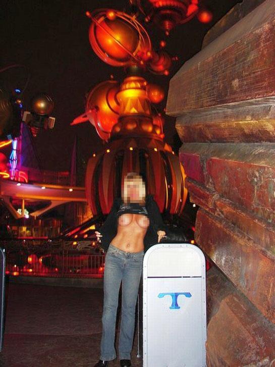 Reto viral mostrar pechos en Disneyland