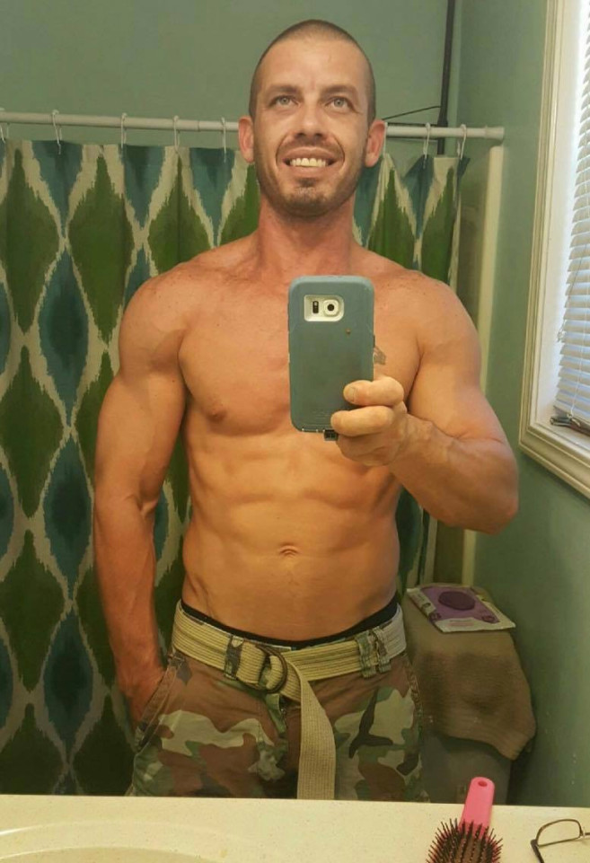 Pareja que practica la lactancia adulta 