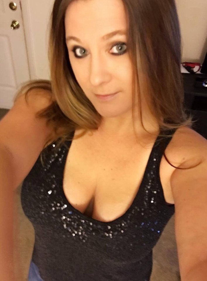 Pareja que practica la lactancia adulta 