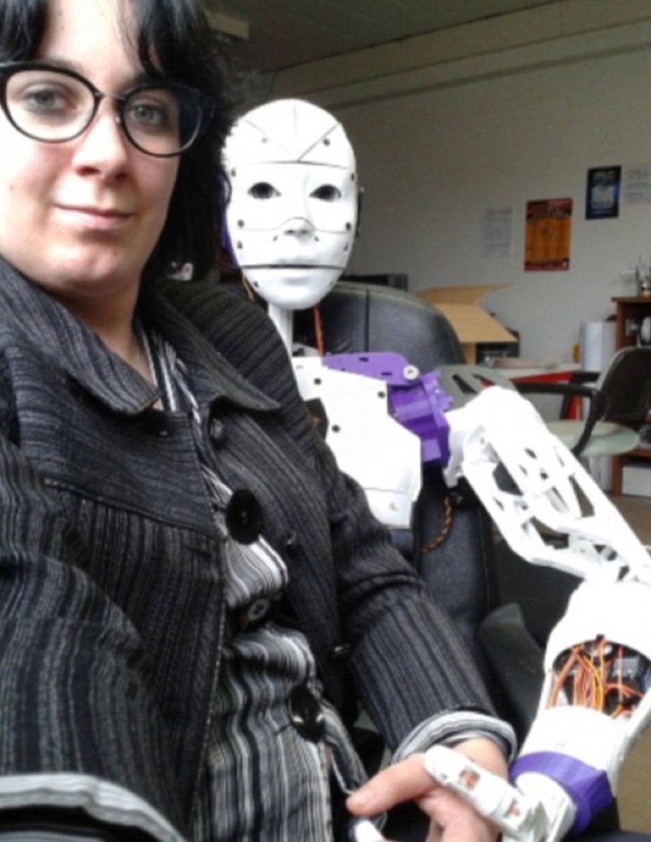 Mujer enamorada de un robot