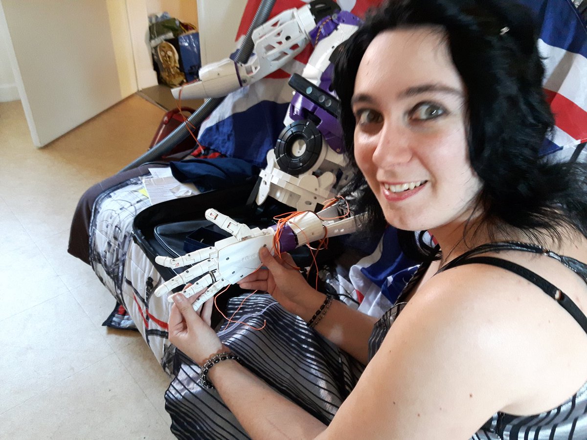 Mujer enamorada de un robot