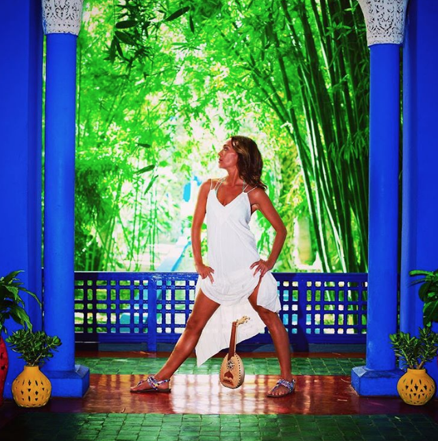 Mujer levanta peso con la vagina 