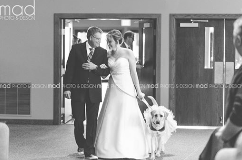 Mujer llevo a su perra al altar