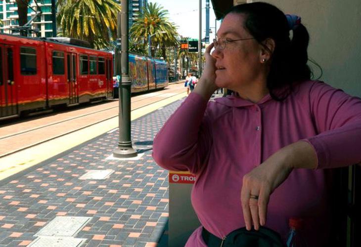 Mujer se casa con una estación de tren 