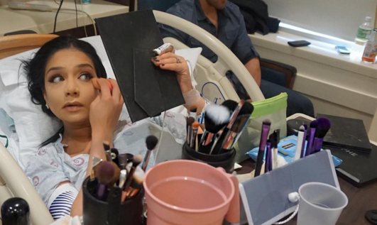 Mujer se maquilla en su parto