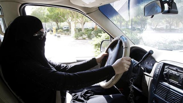 Mujeres de Arabia Saudí protestan por no poder conducir