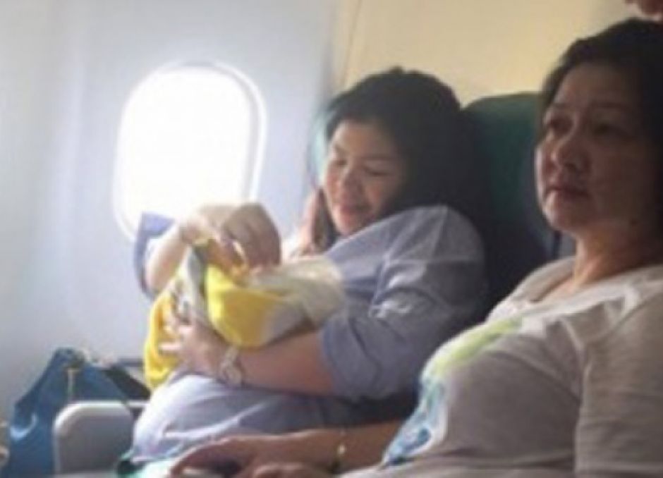 Nace un bebé en un avión 