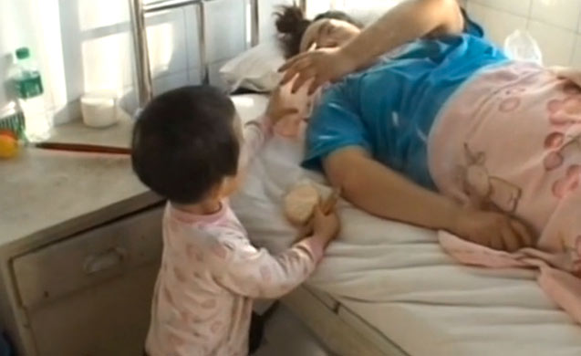 Niña de 3 años cuida de su madre