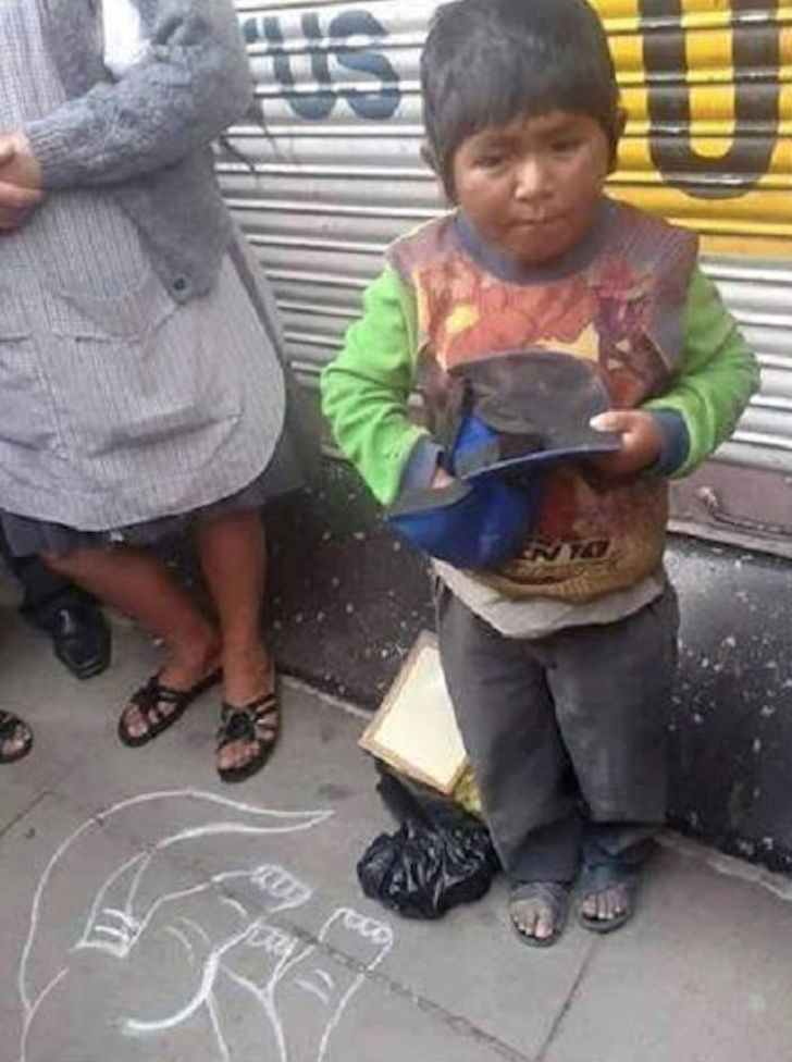 Niño dibuja dinosaurios a cambio de dinero