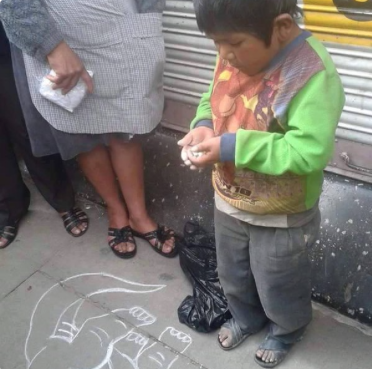 Niño dibuja dinosaurios a cambio de dinero