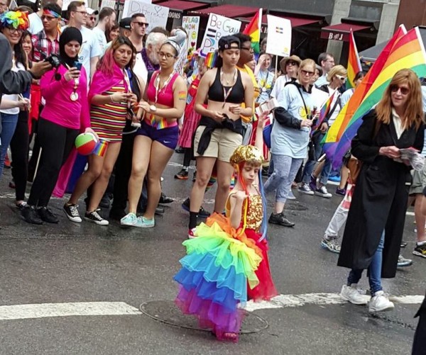 Desmond, de 8 años, en la marcha de orgullo de NY