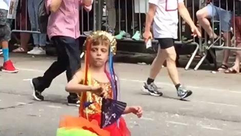 Desmond, de 8 años, en la marcha de orgullo de NY