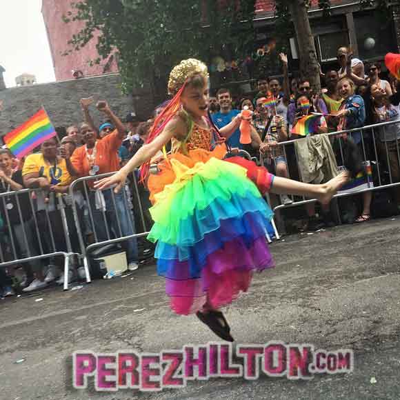 Desmond, de 8 años, en la marcha de orgullo de NY