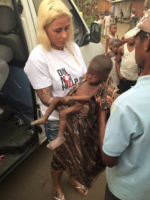 Niño nigeriano abandonado en la calle es rescatado por una voluntaria