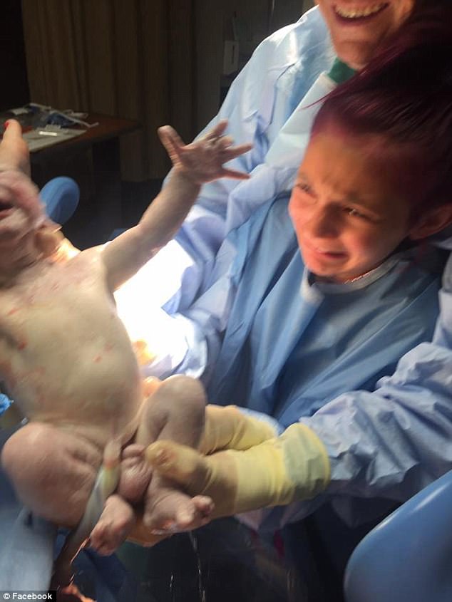 Niña ayuda en el parto de su madre