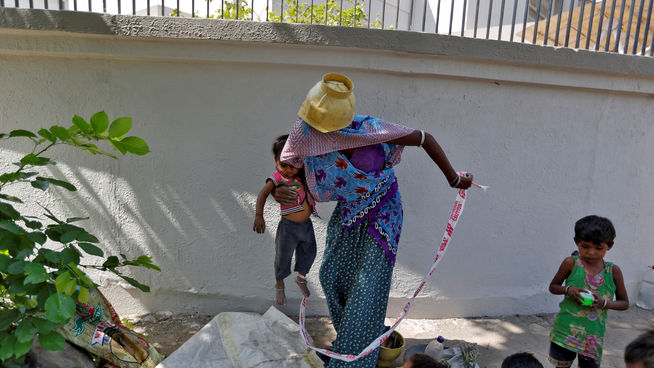 Niña india atada a una piedra