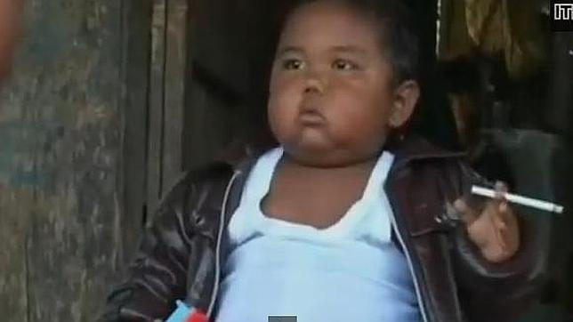 Niño fumador de 2 años