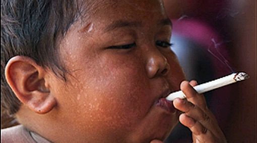 Niño fumador de 2 años