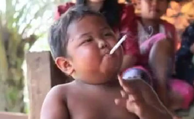 Niño fumador de 2 años