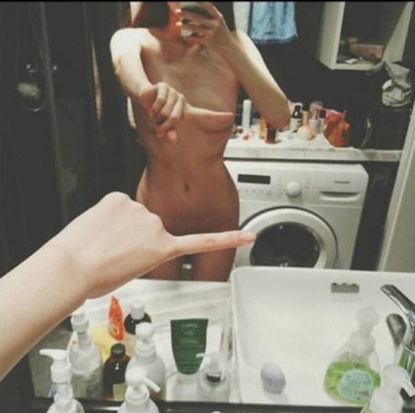 One finger selfie challerger