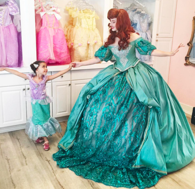 Padre hace disfraces Disney para sus hijas